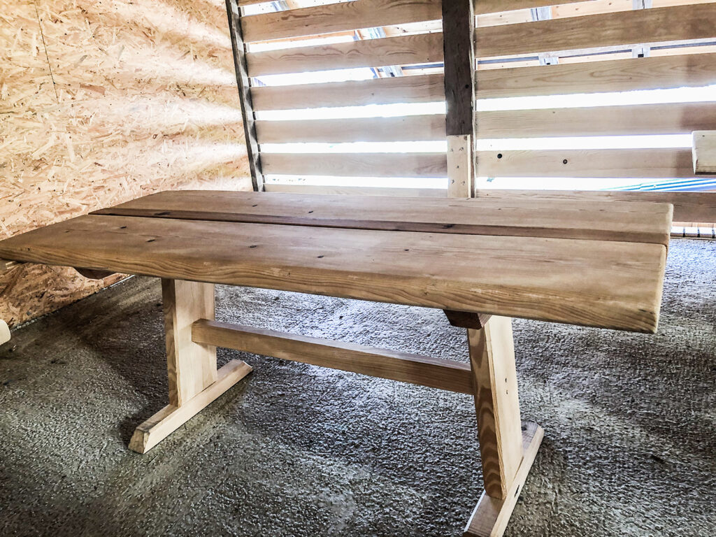 ein Holztisch in einem Lagerraum