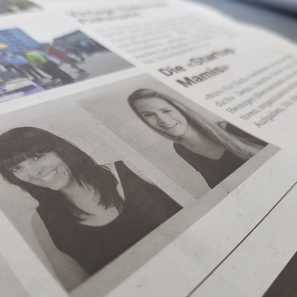 Zeitungsausschnitt mit zwei Frauen schwarz weiss Startup Mamis