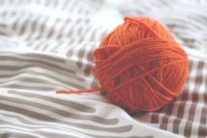 orange Wolle auf einem Duvet